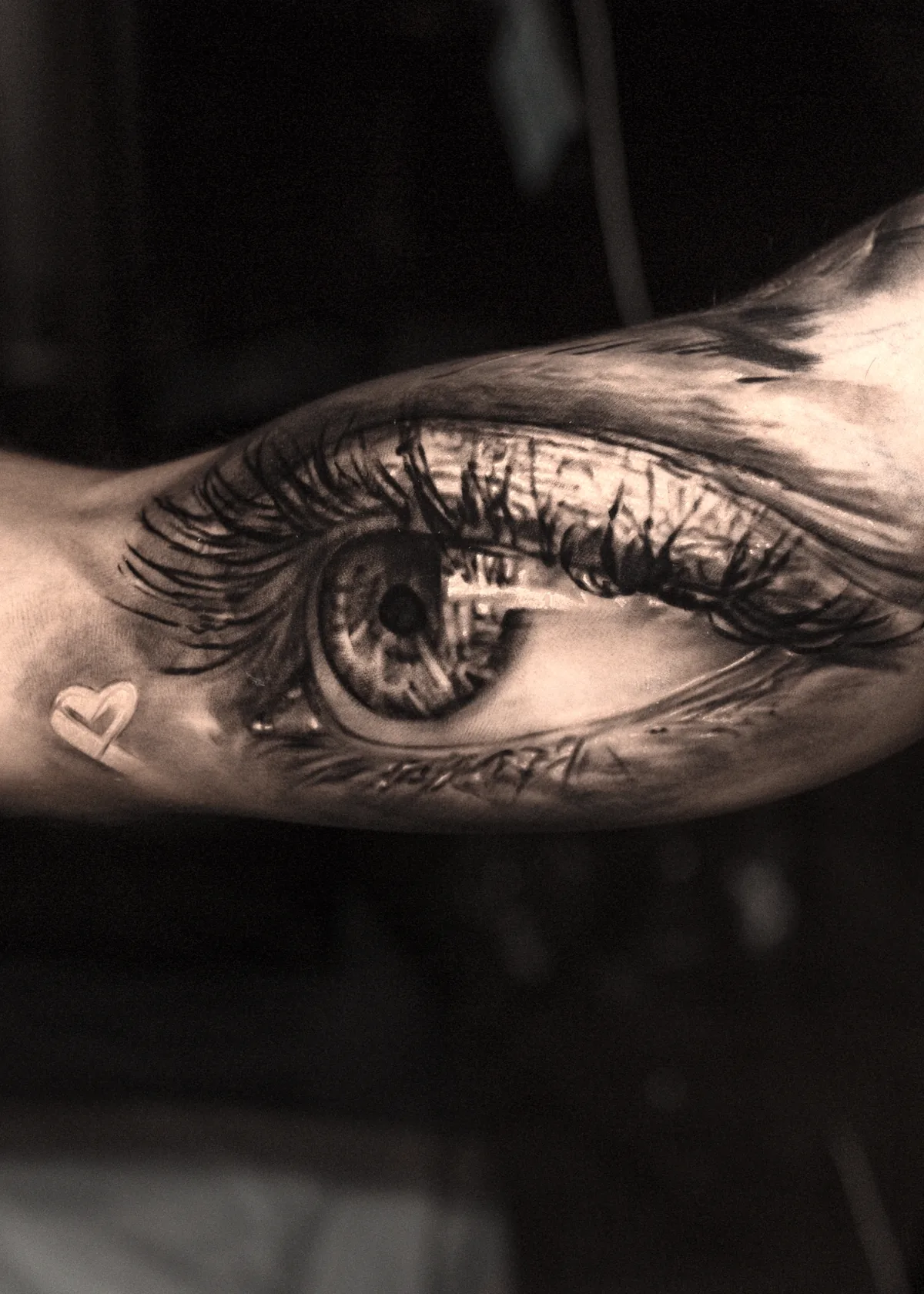 Realistic eye with heart tattoo by Ramon Rodrigo